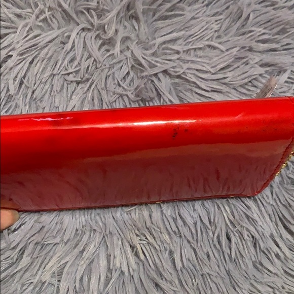 Red wallet with gold chain design - Picture 3 of 5